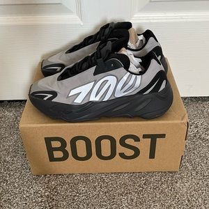 YZY YEEZY 700 MNVN METALLIC 6.5